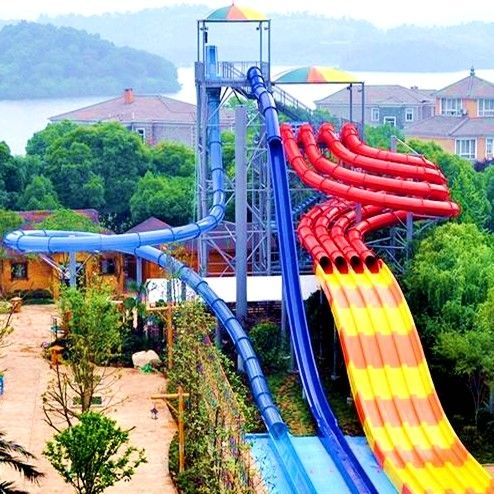 Multicolore waterpark glijbaan met verschillende hoogte en ontwerp
