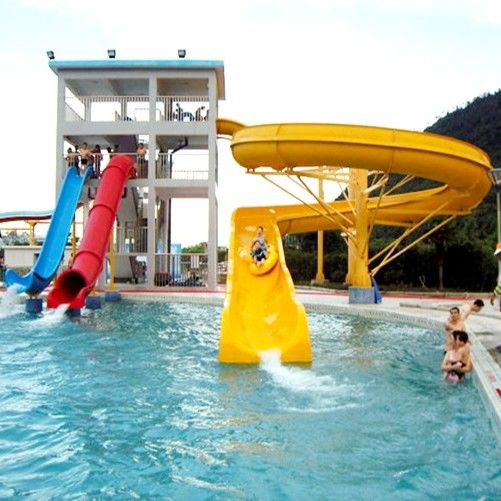 OEM Outdoor Waterpark Glasvezel Waterglijbaan Aangepaste kleuren Volwassenen Lichaam Glijbaan naar zwembad Plezier