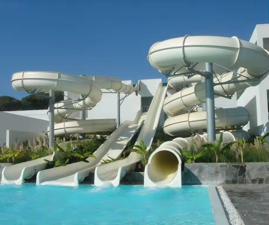 Grote waterslippen voor gezinnen Grote waterslippen voor spannend waterplezier in levendige kleuren