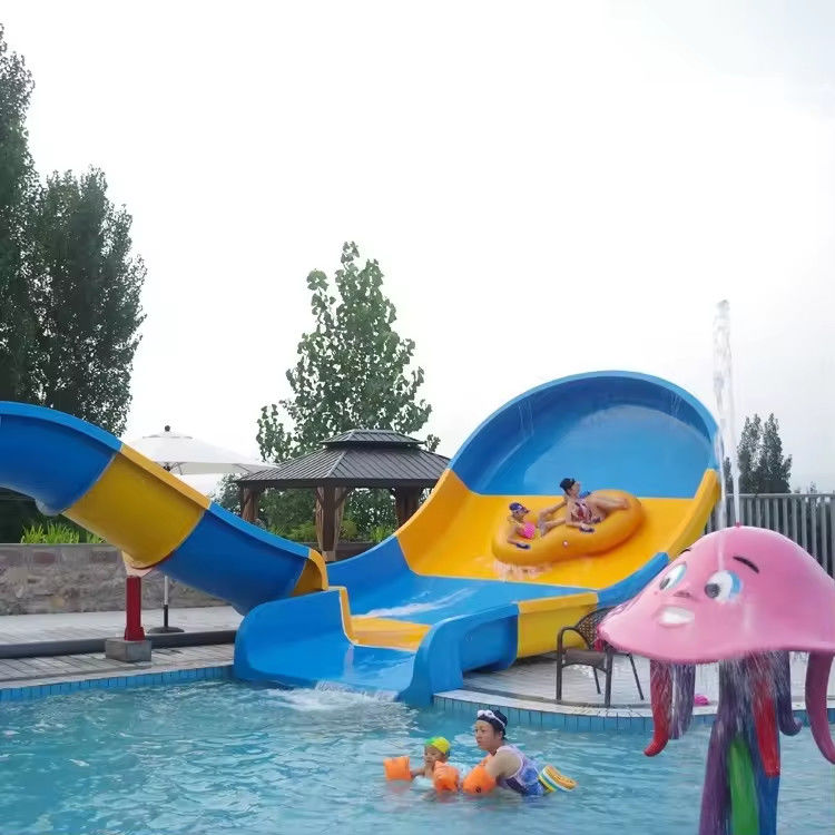 Gepersonaliseerde boemerang waterglijbaan voor 2 kinderen met vlot glijbaan voor de lol
