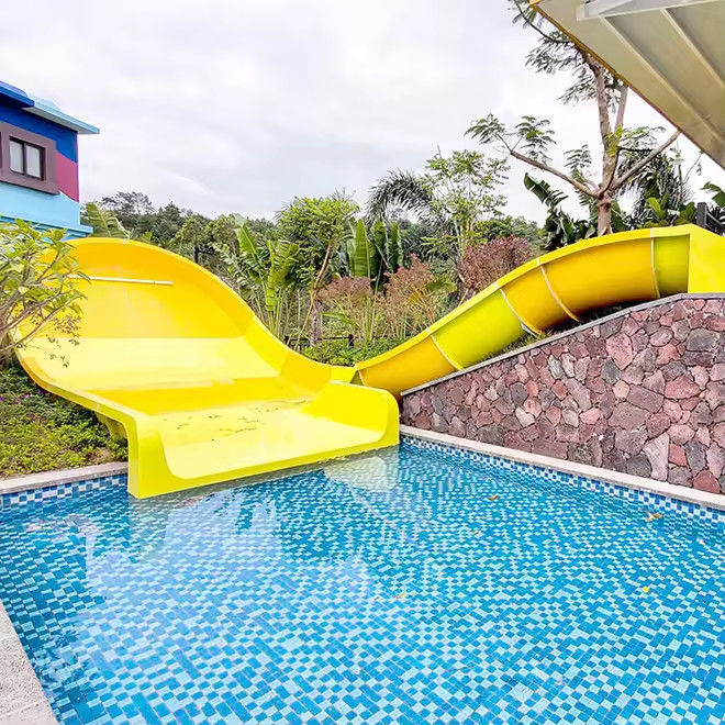 Gepersonaliseerde boemerang waterglijbaan voor 2 kinderen met vlot glijbaan voor de lol