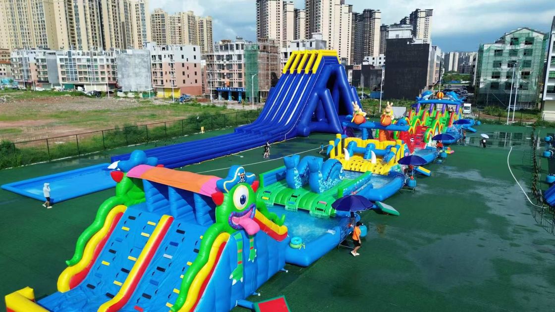 Opblaasbare gigantische pretpark, afneembare opblaasbare obstakelbaan spel voor kinderen en volwassenen